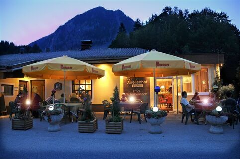 Forellenhof am Abend