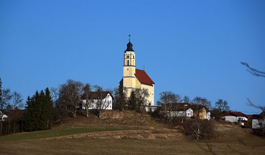Die Kirche von Moosdorf beherrscht die Szene