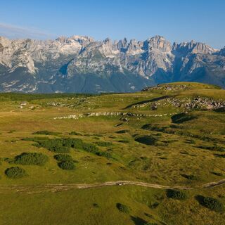 Die Wiesen im Gebiet Bait del Germano und die Brenta-Dolomiten
