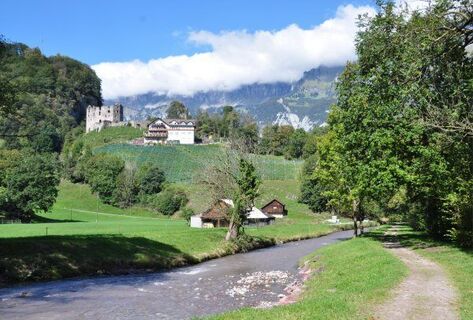 Entlang der Schils mit der Ruine Gräpplang