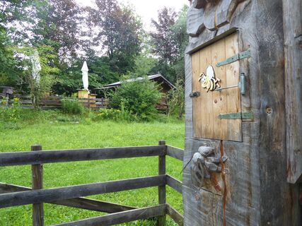 Hinter dieser Tür am Bienenlehrweg wohnt ein Bienenvolk. Vorsichtige Einblicke sind erlaubt.