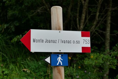 Verlassen Sie die Straße am Sattel und folgen Sie der Route 753