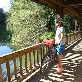 Radlerin auf der Amperbrücke in Grafrath