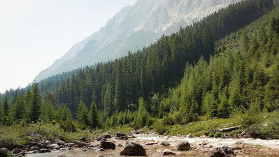 Gaistal mit Ache und Gebirge
