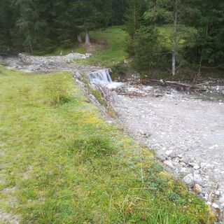 Wildes Wasser begleitet den Wanderer