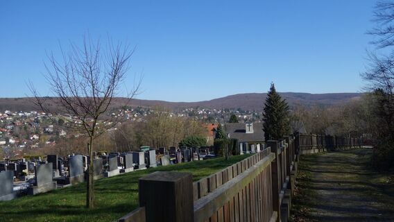 entlang der Friedhofseinfriedung