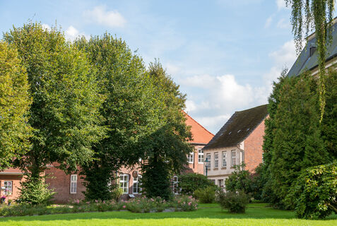 Wiese_vor_Kirche_in_Osten_B.Otten_CC-BY.jpg