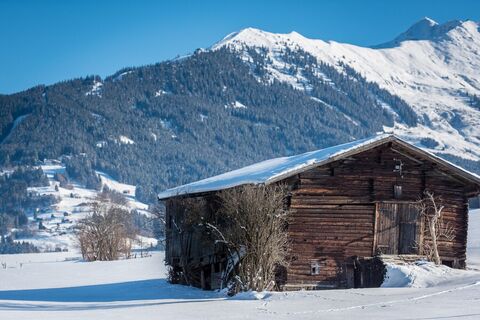 Holzhütte inmitten einer Winterlandschaft