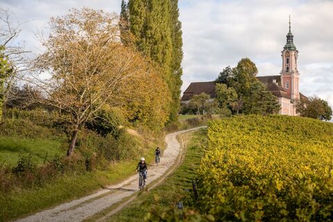 Radfahrer an der Klosterkirche Birnau