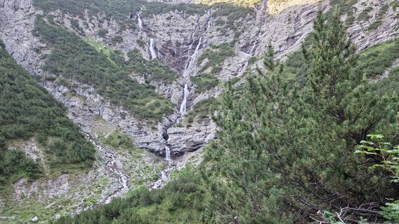 Beim Aufstieg ins Sacktal sieht man jede Menge Wasserfälle, es rauscht im ganzen Tal.