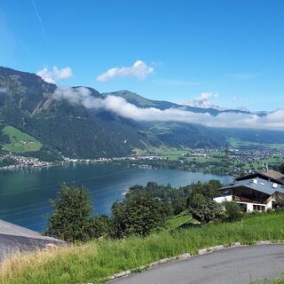 Blick auf Maishofen und den Zeller See während einer Biketour zur Enzianhütte