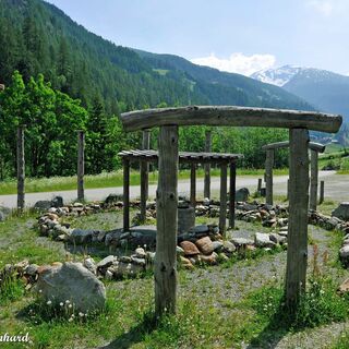 Ausgangspunkt ist der keltisch anmutende Platz gleich in der Nähe der "Retschitzbrücke