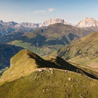 Prättigauer Höhenweg auf dem Jägglischhorn mit Sicht Richtung St. Antönien