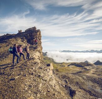 Wanderer beim Col de Cou zwischen Val d'Hérens und Vallon de Réchy