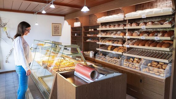 Kundin in der Bäckerei Pichler
