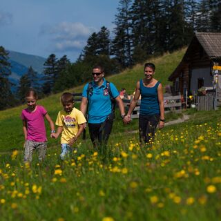 Familie beim Wandern auf der Heidialp