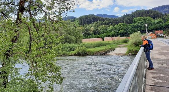 Über die Murbrücke geht es zum Einstieg der Wanderung
