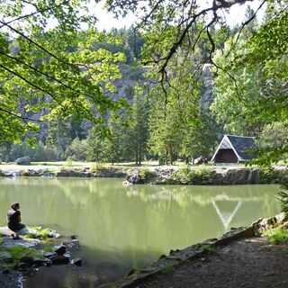 Blick auf den idyllisch gelegenen Bergsee mit Schutzhütte