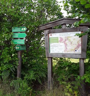 Übersichtstafel und Wegweiser am Rundwanderweg