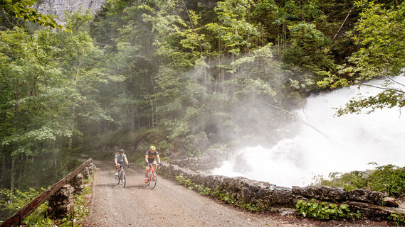 Gravel Biken neben tosenden Wasserfällen