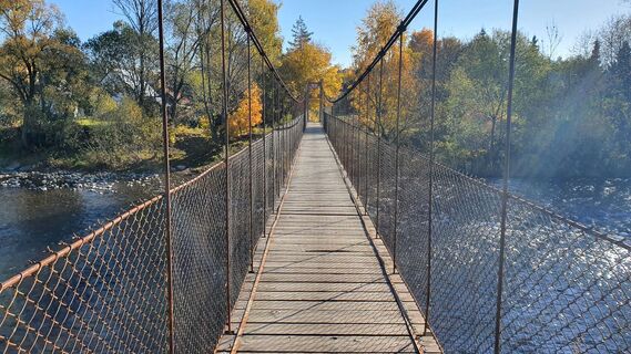 Hängebrücke über die Vah