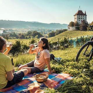 Picknick vor dem Schloss Heidegg während der Route 1291.