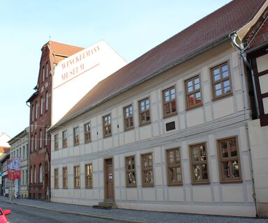 Winckelmann Museum Straßenblick