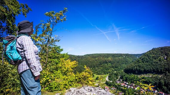 Der Himmelsfelsen trohnt über Eybach