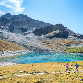 Der Weg verläuft entlang des Lac de Lona