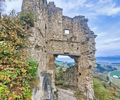 Burgruine Eppenstein mit Ausblick ins Murtal