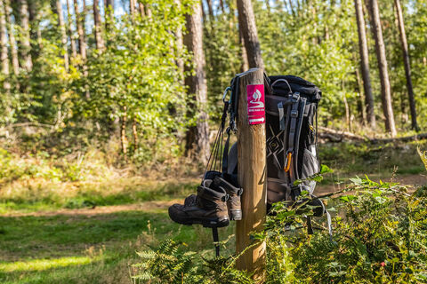 Rucksack und Wanderschuh am HMS Hinweisposten