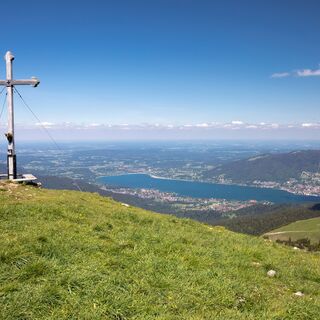 Gipfelkreuz auf dem Hirschberg mit Blick auf den Tegernsee.