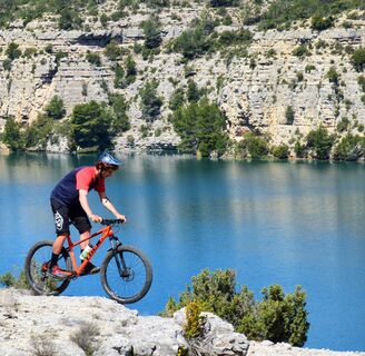 Mountainbiken entlang des Sees von Esparron