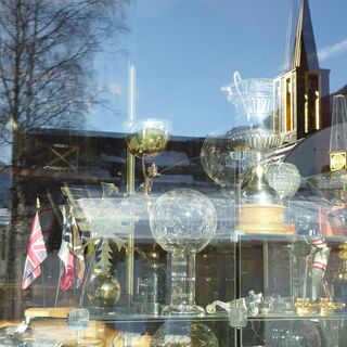Die Weltcup Pokale von Annemarie Moser Pröll funkeln im Cafe Olympia in Kleinarl.