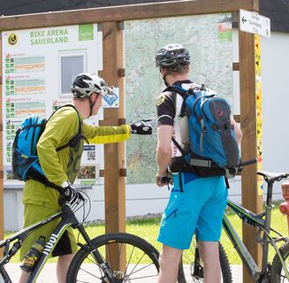 Mountainbiker an der Übersichtstafel in Willingen