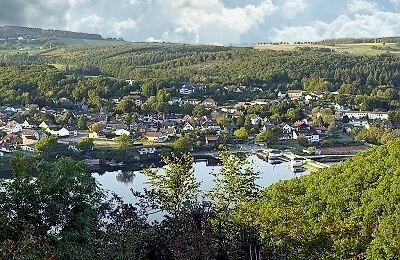 Blick auf Stausee vom Wege