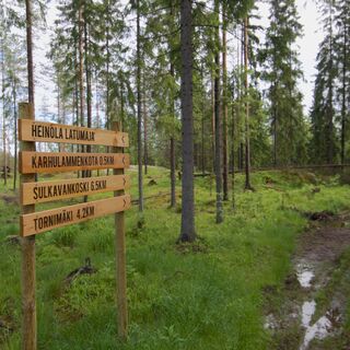 Tornimäenpfad, Schilder am Parkplatz Karhulampi