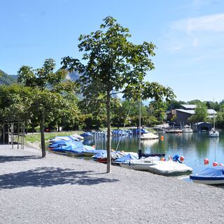 Der Seepromenade in Richtung Dorf