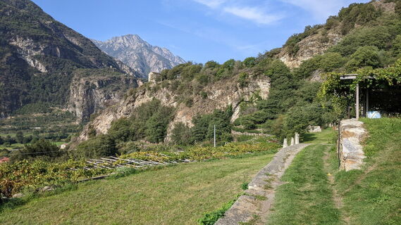 Weg mit der Kapelle San Rocco im Hintergrund