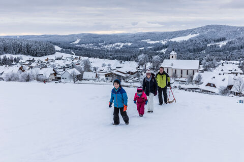 Familie auf Winterwanderung bei Breitnau