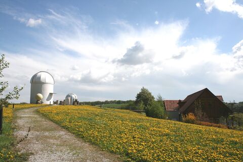 Himmel Erden Weg mit Blick zur Sternwarte
