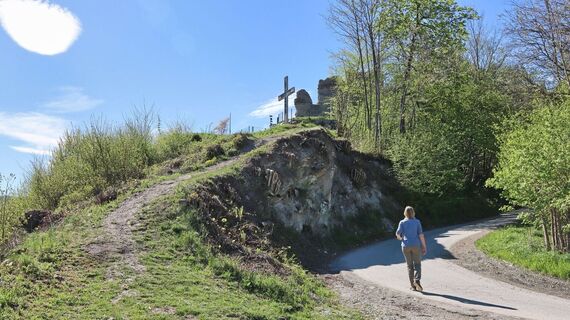 Der Rundwanderweg führt vorbei bei der Ruine