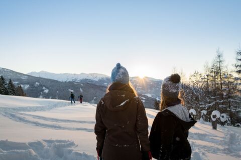 Schneeschuhwanderung bei Sonnenuntergang