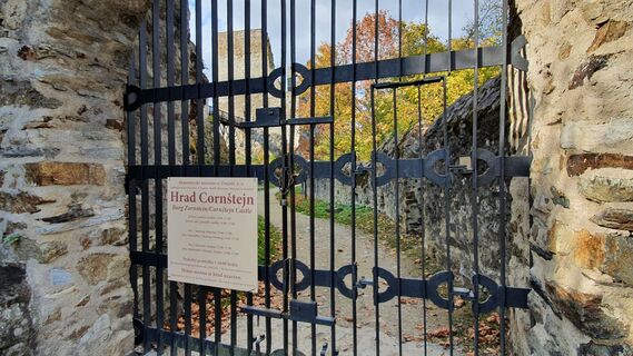 11.8 km Hrad Cornstejn (Burg Zornstein)