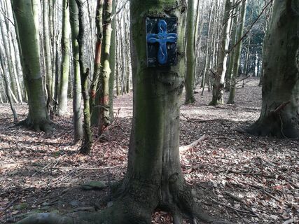 Gipfelkreuz an einem Baum