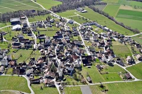 Ausblick auf das Weindörfchen Fläsch beim Aufstieg zum Regitzer Spitz