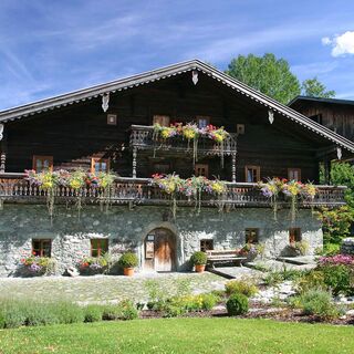 Das Klausnerhaus liegt direkt im Ortszentrum von Hollersbach.