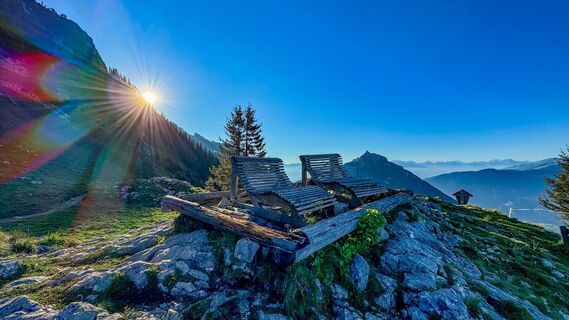 frühmorgens - Wellnessliegen am Weg zur Dalfaz Alm