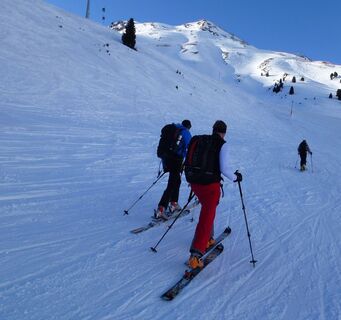 Der Aufstieg erfolgt zunächst über die Skipisten hinauf an den Beginn des Gaisbergtales