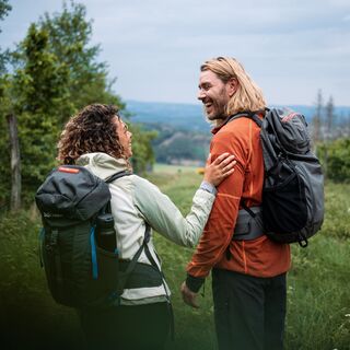 Ein Wanderpaar in Richtung Nordhelle auf dem Sauerland-Hoehenflug